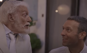Copertina di Lo spazzacamino di “Mary Poppins” è la star del nuovo video dei Coldplay “All My Love”: “Consapevole che a 99 anni potrei andarmene da un giorno all’altro”