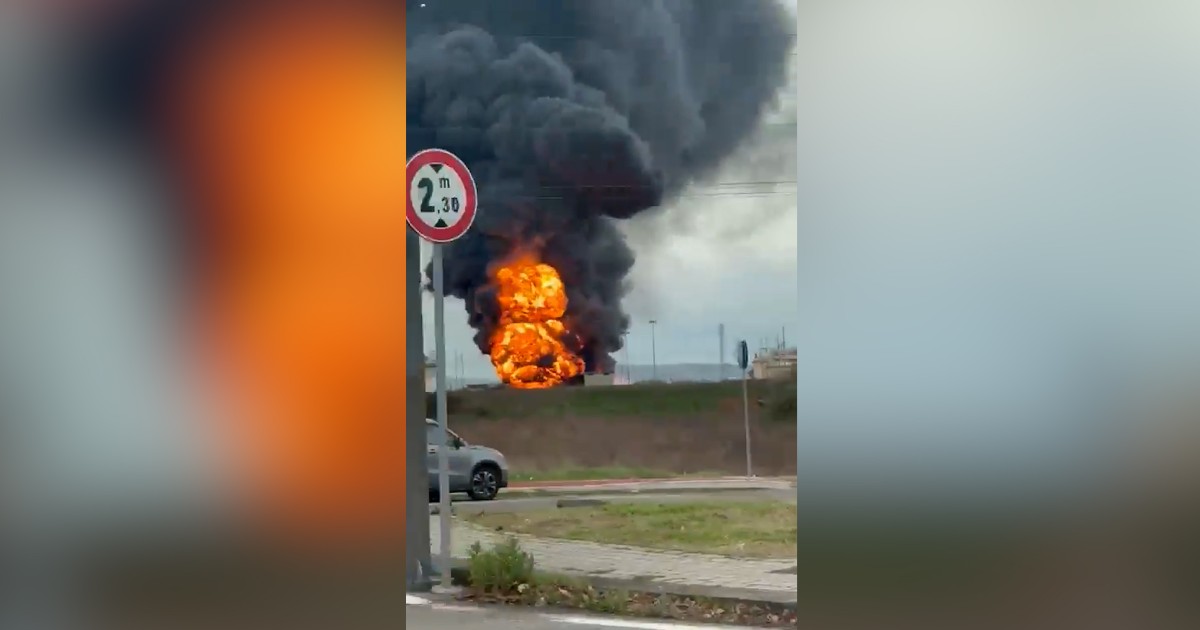 Calenzano, le prime immagini dell’esplosione alla raffineria Eni: colonna di fumo visibile anche dai comuni vicini