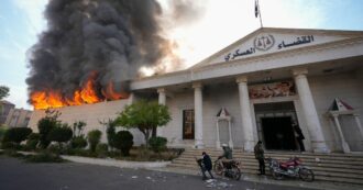 Copertina di Siria, dai ribelli amnistia ai militari. Al-Jolani sceglie il premier ad interim. Raid Idf sul porto di Latakia. Onu: “Israele sul Golan viola accordi”