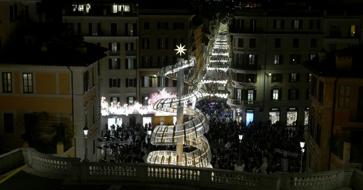 Luci (e ombre) del Natale: quanto inquinano e quanti danni fanno le luminarie, le insegne e persino gli alberi illuminati