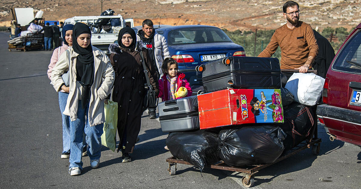 Siriani, la Germania sospende le richieste d’asilo e l’Austria si prepara a “espellerli”. In Turchia code per rientrare in Siria