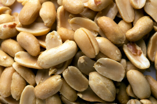 “Far mangiare le arachidi ai neonati riduce il rischio di sviluppare l’allergia”: il nuovo studio e il monito dell’esperto