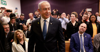 Copertina di Netanyahu in tribunale: deve rispondere di corruzione, frode e “violazione della fiducia”. Lui: “Accuse ridicole, una goccia nell’oceano”