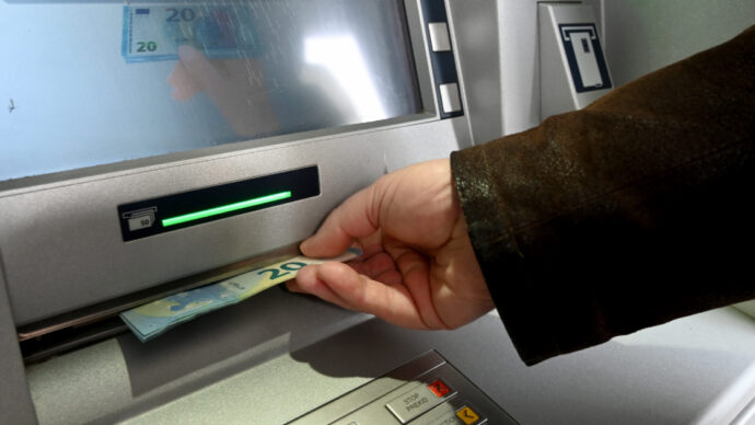 Trova un portafogli per strada e lo consegna ai carabinieri, ma intanto usa il bancomat: denunciato