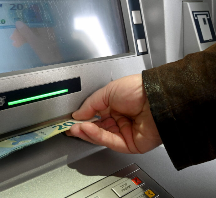 “Attenti allo scontrino del Bancomat. Una truffa di pochi secondi per trasformare un prelievo in una frode”: ecco come riconoscerla e i consigli della polizia