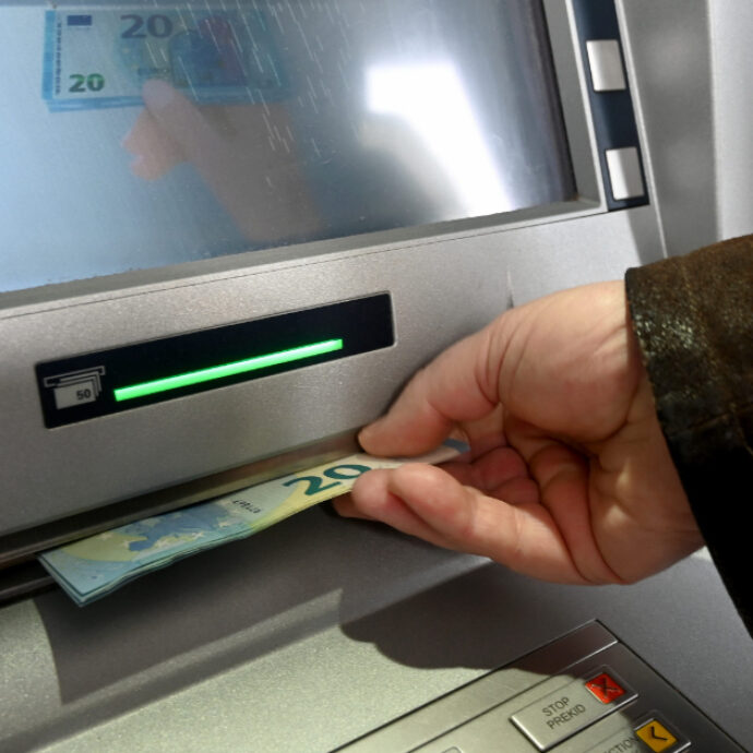 La truffa al bancomat che intrappola i contanti nello sportello: cos’è il “cash trapping” e come difendersi