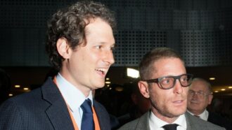 Copertina di Eredità Agnelli, mossa di Lapo: cambia avvocato e lascia quelli dei fratelli John e Ginevra