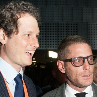 Copertina di Eredità Agnelli, mossa di Lapo: cambia avvocato e lascia quelli dei fratelli John e Ginevra