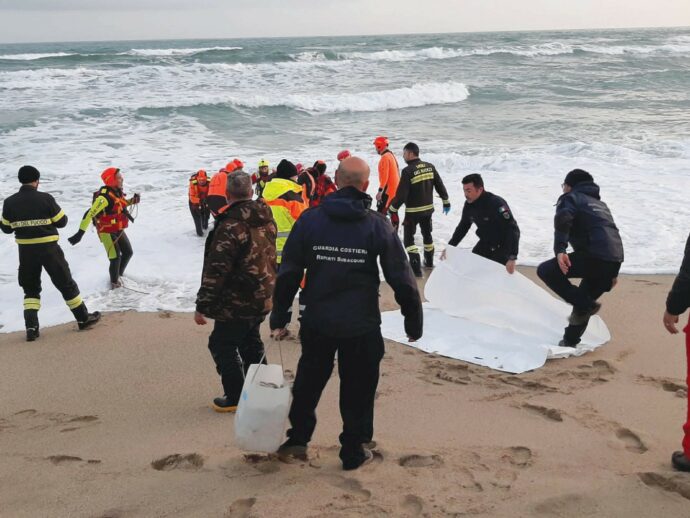 Strage di Cutro, condannati tre scafisti: 2 pachistani e un turco