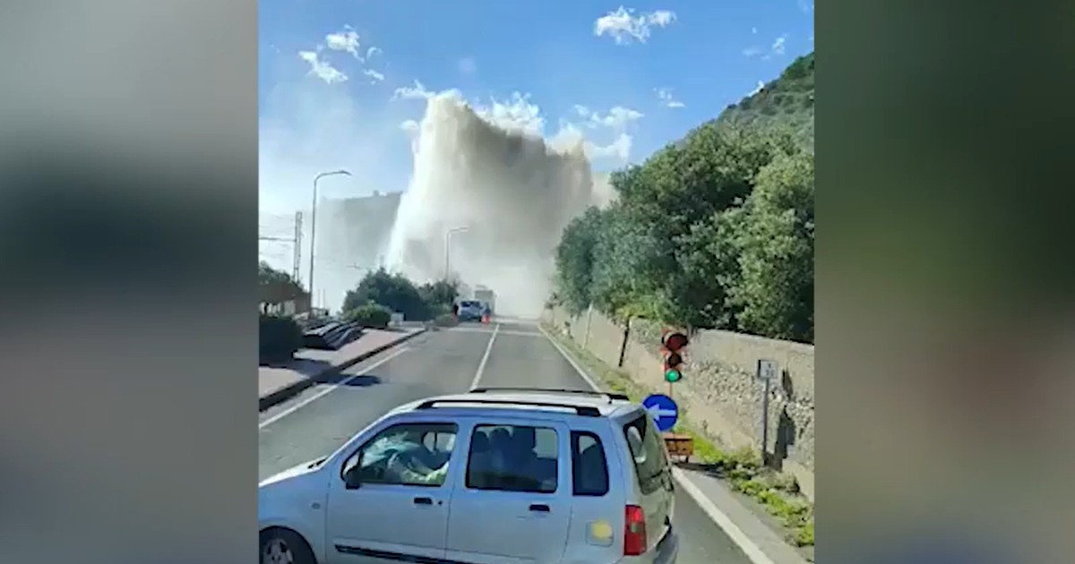 Sicilia, durante i lavori per la ferrovia è stato bucato l’acquedotto che rifornisce Messina: e sulla statale si crea un geyser