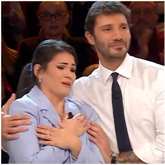 “Sto morendo, sto tremando”: Roberta scoppia in lacrime ad Affari Tuoi, ma Stefano De Martino la abbraccia e la consola. Ecco cos’è successo