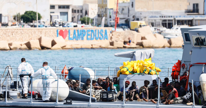 Migranti, dirigenti FdI a Lampedusa per “fare il punto”. Croce Rossa li batte sul tempo: “Più 25% di arrivi”