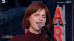 Copertina di Chiara Galiazzo canta la sua canzone “Valore” che è stata scartata al Festival di Sanremo 2025. I fan sui social si ribellano: “Non meritava l’esclusione”