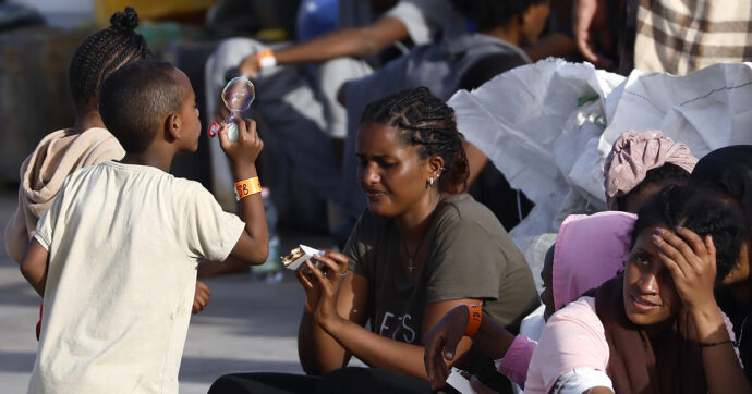 Meno sbarchi, più richieste d’asilo: i dati del nuovo rapporto Migrantes. Il cardinale Lojudice: “Finita la pacchia, ma che vuol dire?”