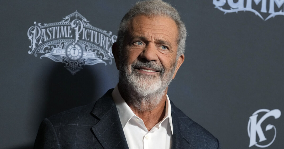 “Se rapissero uno dei miei figli o ne trafficassero gli organi, ucciderei qualcuno”: Mel Gibson e la teoria complottista di QAnon