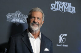 Copertina di “Se rapissero uno dei miei figli o ne trafficassero gli organi, ucciderei qualcuno”: Mel Gibson e la teoria complottista di QAnon