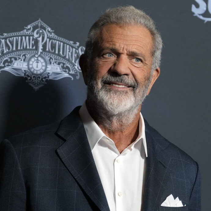 “Se rapissero uno dei miei figli o ne trafficassero gli organi, ucciderei qualcuno”: Mel Gibson e la teoria complottista di QAnon