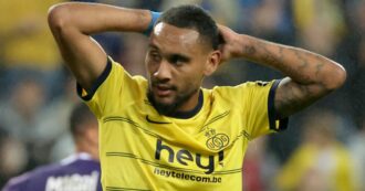 Copertina di Loic Lapoussin in castigo come Bart Simpson. “Così non ho voglia di giocare”: la geniale punizione dell’Union Saint Gilloise – Video