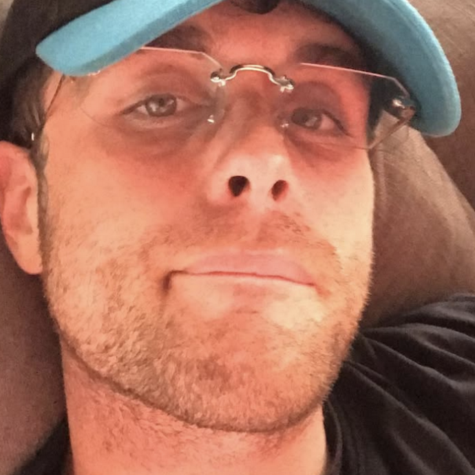 Pretty Solero condannato a due anni di carcere per maltrattamenti nei confronti della madre: “Le ha sferrato un pugno e l’ha insultata pesantemente”