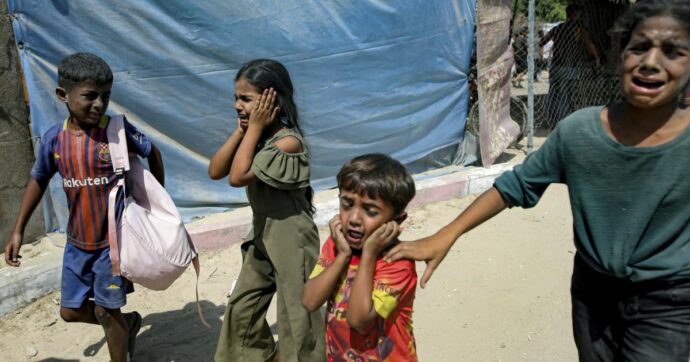 Nuovi raid di Israele: oltre 26 morti a Gaza nel campo profughi di Nuseirat. Tra loro donne e bambini. Wafa: “70 vittime nelle ultime 24 ore”