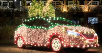 Copertina di Luci di Natale sulle auto? Multe fino a 345 euro, patente sospesa e sequestro del veicolo