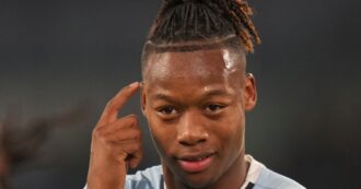 Copertina di Noslin 4 anni fa lavorava da Subway a 300 metri dallo stadio dell’Ajax, ora l’affronterà con la Lazio: “Mostrerò loro cosa so fare”