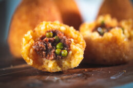 Copertina di E’ l’Arancino Day: l’antica tradizione di Santa Lucia scatena le varianti creative. Ecco perché oggi si mangia questo piatto