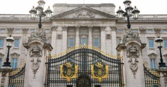 Copertina di Domestica di Buckingham Palace arrestata dopo la festa di Natale del personale reale: “Mai visto una persona impazzire così, era su un altro livello”