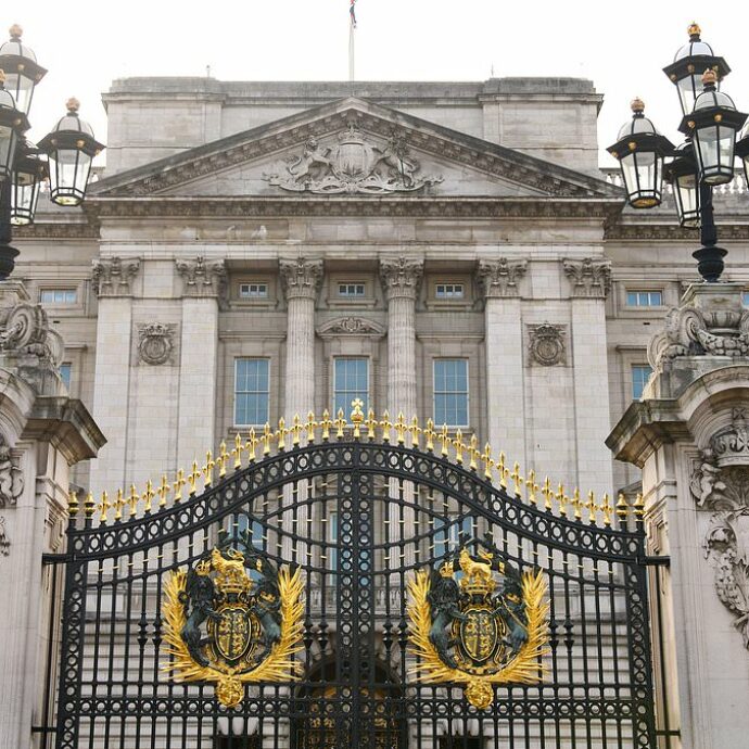 Domestica di Buckingham Palace arrestata dopo la festa di Natale del personale reale: “Mai visto una persona impazzire così, era su un altro livello”