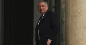 Copertina di François Bayrou, chi è il nuovo primo ministro: l’ennesimo centrista (imposto da Macron) in una Francia che vota gli estremi