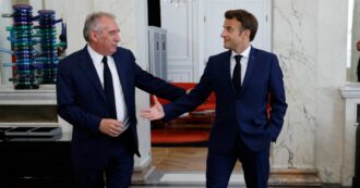 Copertina di Macron sceglie come primo ministro l’alleato Bayrou: per sopravvivere serve patto di “non sfiducia”. Mélenchon chiude, ma non Le Pen