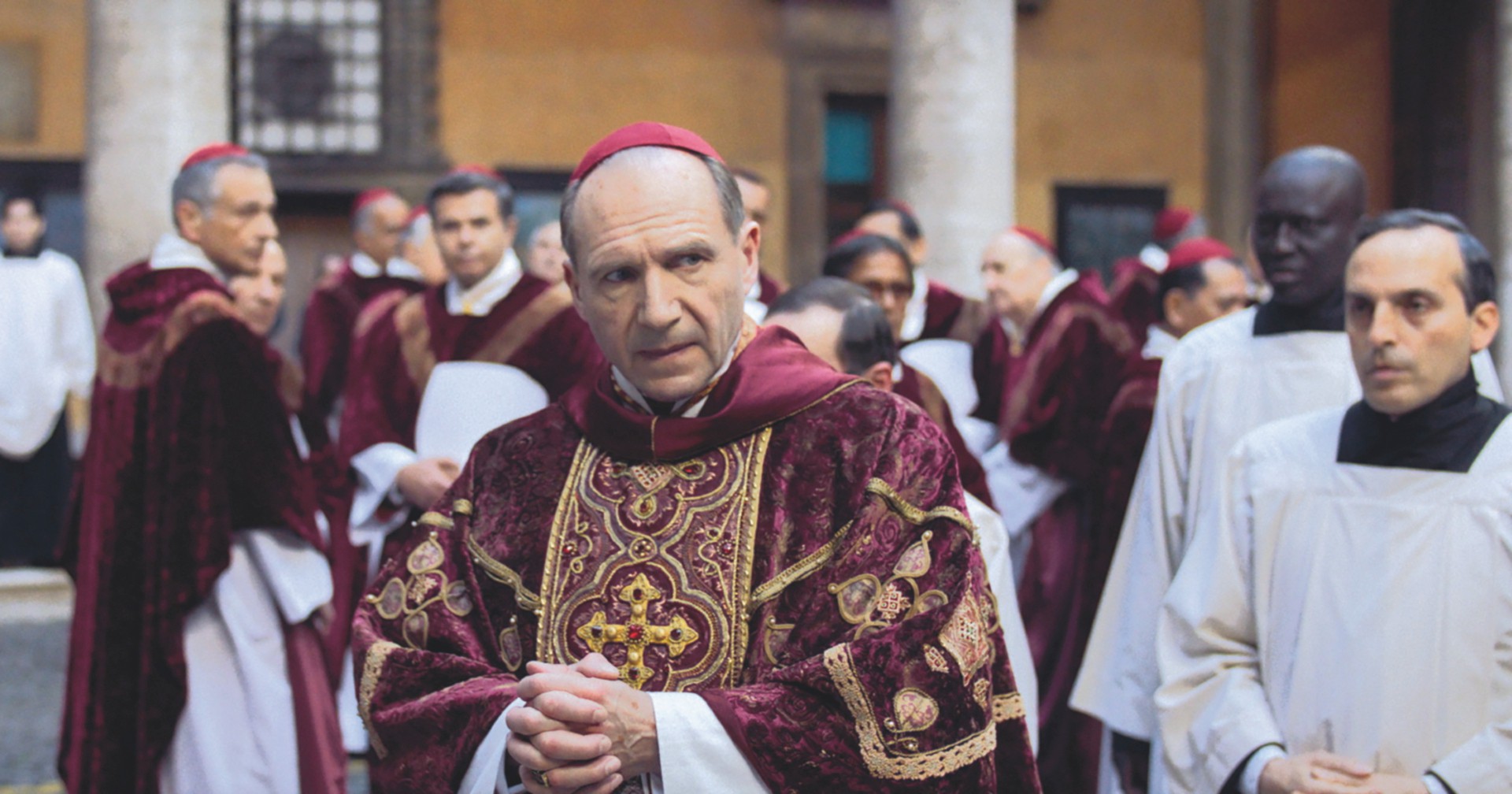 film Conclave da Ilfattoquotidiano.it il film conclave è accurato ed è utile per i partecipanti che hanno poca esperienza nel protocollo vaticano la rivelazione dei cardinali