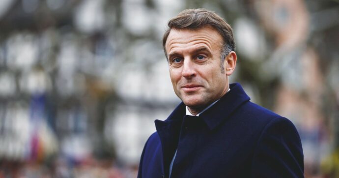 Francia, il sociologo Marc Joly: “Macron si vede come un despota assoluto: è un narcisista perverso”