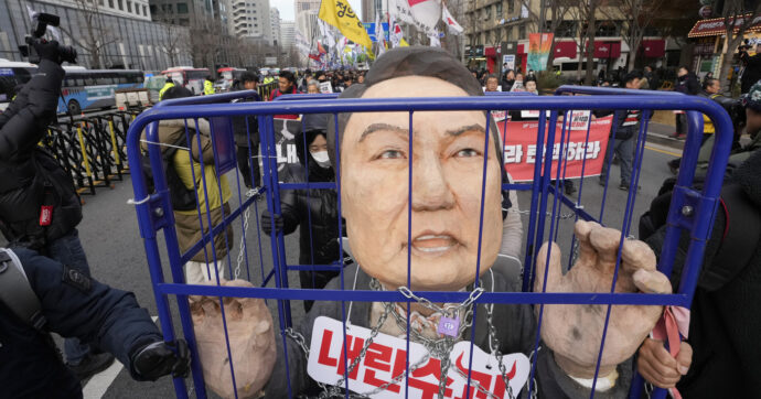 Corea del Sud, sì all’impeachment contro il presidente Yoon: cosa succede ora