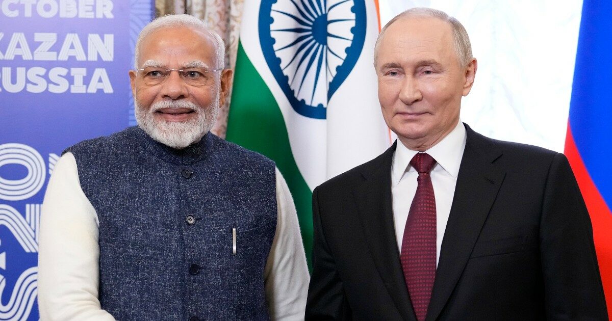 L’abbraccio Russia India: “Mezzo milione di barili di petrolio al giorno per 10 anni”. Così Modi aiuta Putin (anche ad aggirare le sanzioni Ue)