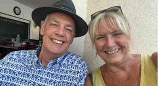 Copertina di “Ho guardato in faccia mio marito e mi sono accorta che aveva qualcosa di diverso: era un tumore alla lingua, ecco da cosa l’ho capito”