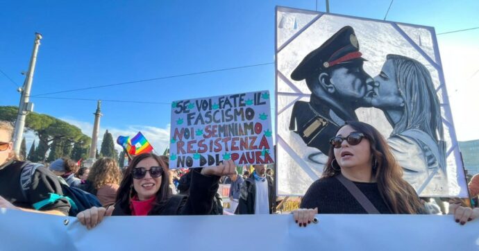 “Siamo 100mila”: Roma in piazza contro il ddl sicurezza. Oltre 200 sigle in corteo dietro a un manifesto col bacio tra Meloni e Mussolini