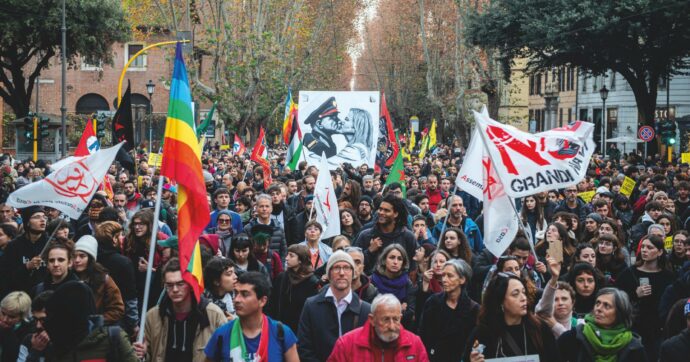 Copertina di 20 mila in piazza contro il divieto di manifestare