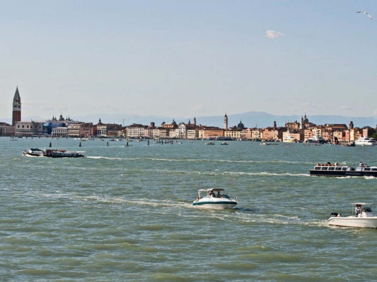 “Non vogliamo più i Bacaro tour, non fanno bene a nessuno. Il controllo sul territorio è carente“: la protesta furiosa dei bar veneziani