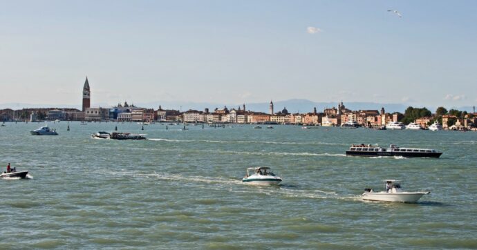 Incidente in laguna a Venezia: scontro tra un barcone turistico privato e un vaporetto pubblico. Ci sono feriti