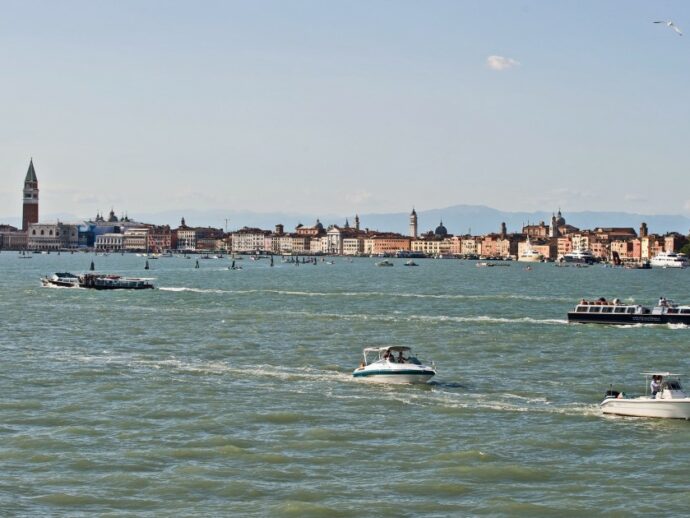 Incidente in laguna a Venezia: scontro tra un barcone turistico privato e un vaporetto pubblico. Ci sono feriti