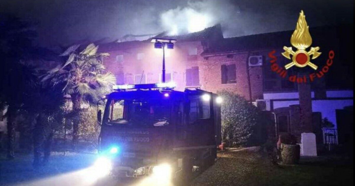 Diciottesimo interrotto da un incendio nel Vercellese, crollato il tetto di una tenuta: 50 persone evacuate