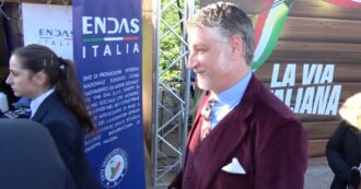 Copertina di Il ministro Giuli cammina per gli stand di Atreju ma non risponde sull’aumento di stipendio