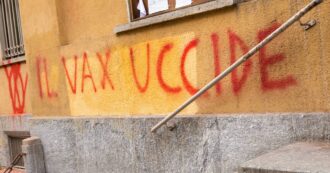 Copertina di Tre attivisti No Vax denunciati per le scritte contro i vaccini: “C’era una lista di obiettivi”