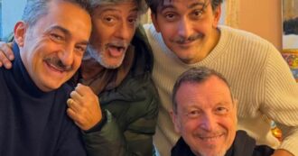 Copertina di “Tutto può succedere”: Amadeus posa con Fiorello, Nicola Savino e Fabrizio Biggio e fa sognare i fan. Nuovo show in arrivo?