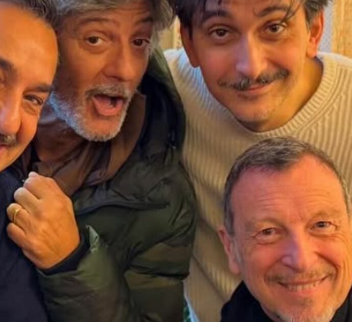 “Tutto può succedere”: Amadeus posa con Fiorello, Nicola Savino e Fabrizio Biggio e fa sognare i fan. Nuovo show in arrivo?