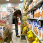 Copertina di Entrano al discount a Modena e fanno razzia: 50 giovani travolgono i clienti e rubano merce. I video online