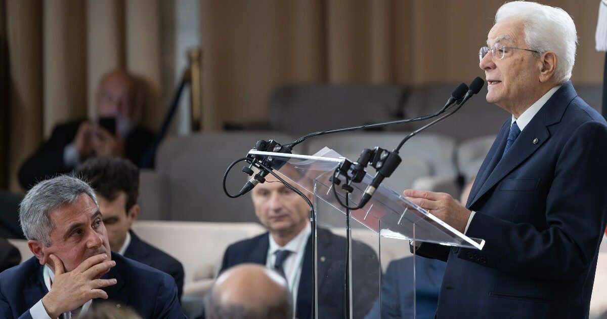 Mattarella: “Il diritto d’asilo è stabilito dalla Carta, le corti di giustizia tutelano la legge. Gestione strumentale dei drammi migratori”