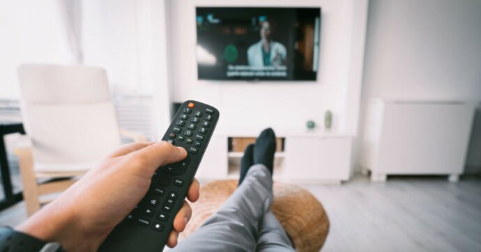 La televisione vivacchia e declina. Terreno fertile per le piattaforme web che vogliono espandersi