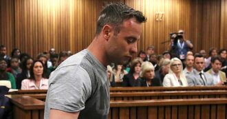 Copertina di Oscar Pistorius ha una nuova fidanzata, la madre di Reeva Steenkamp lo accusa: “È ancora un pericolo per le donne”